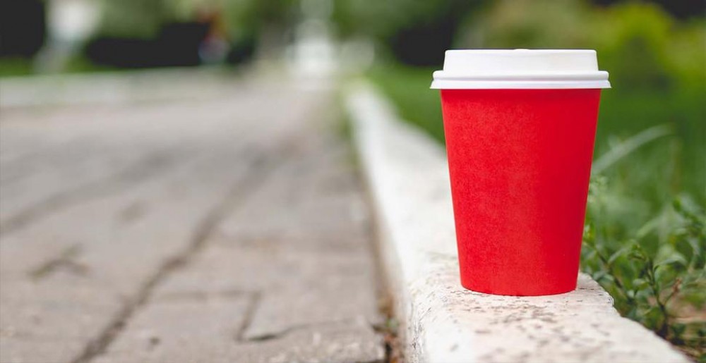 De ce nu e bine să bei cafea din pahare de plastic. E incredibil ce se întâmplă